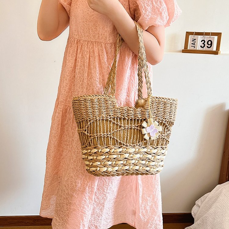 Handcrafted wicker basket LoungeYard — product view 2