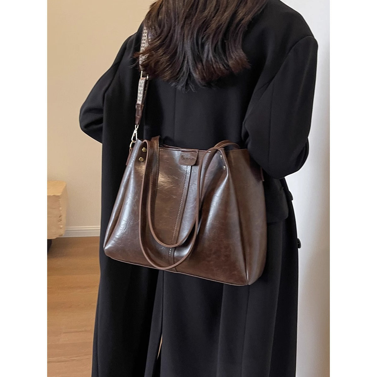 Chic Multi-Functional Handheld Tote LoungeYard — product view 2
