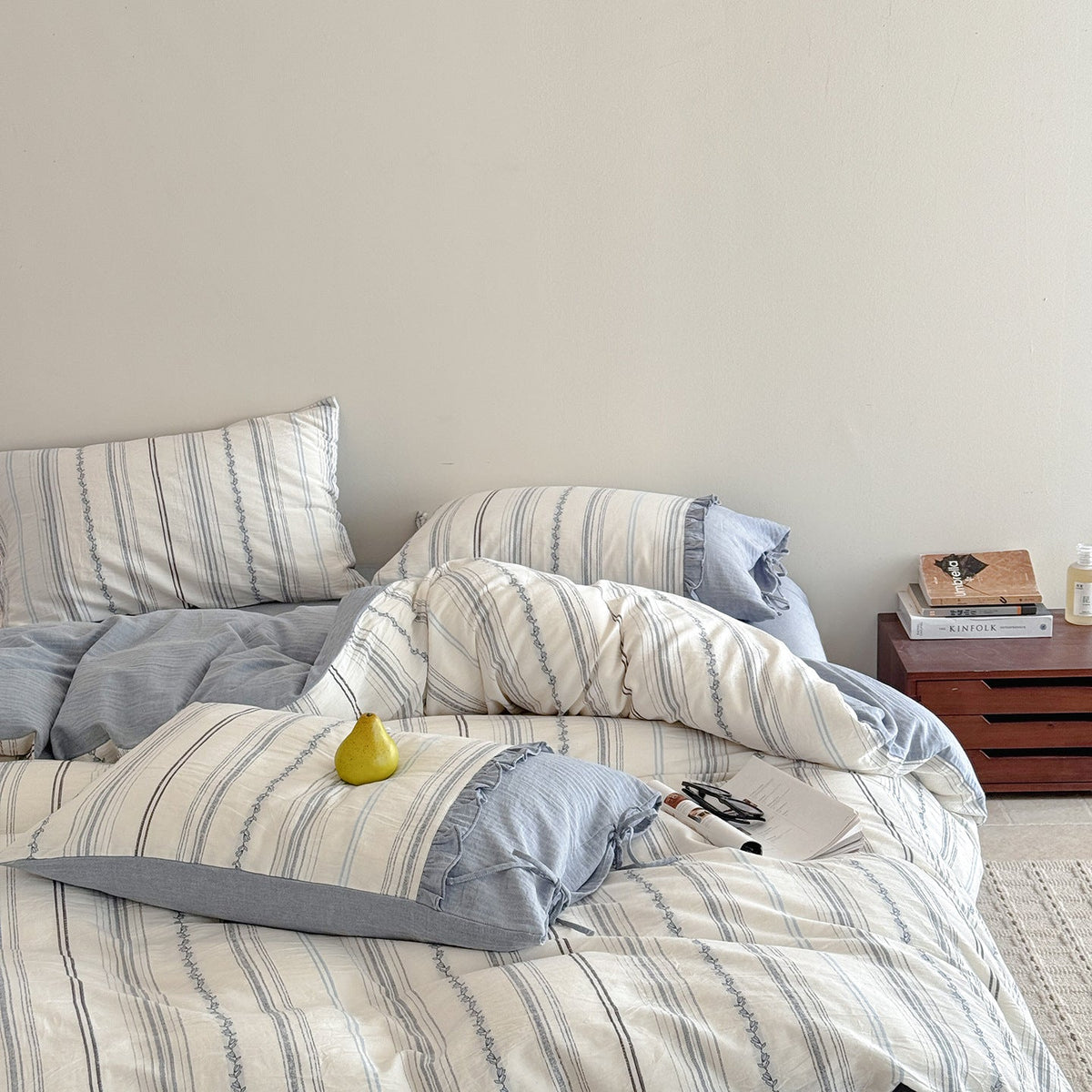 Striped bedding set in linen look with reversible function and tie band closure — product view 4
