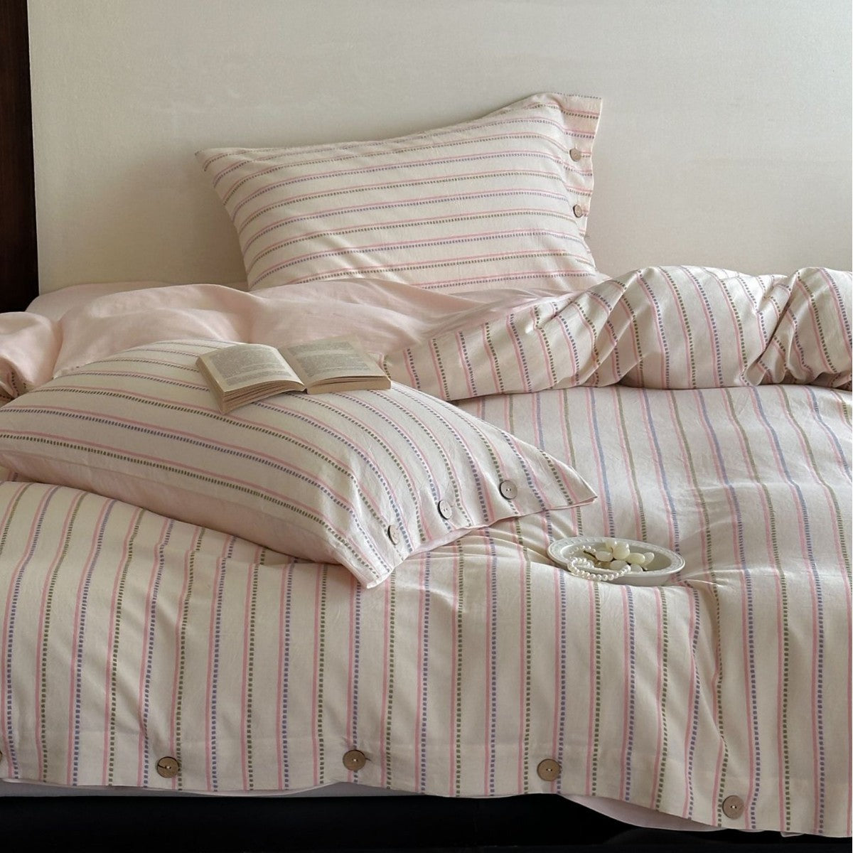 Striped cotton bedding set with wooden buttons and Oxford pillow — product view 3