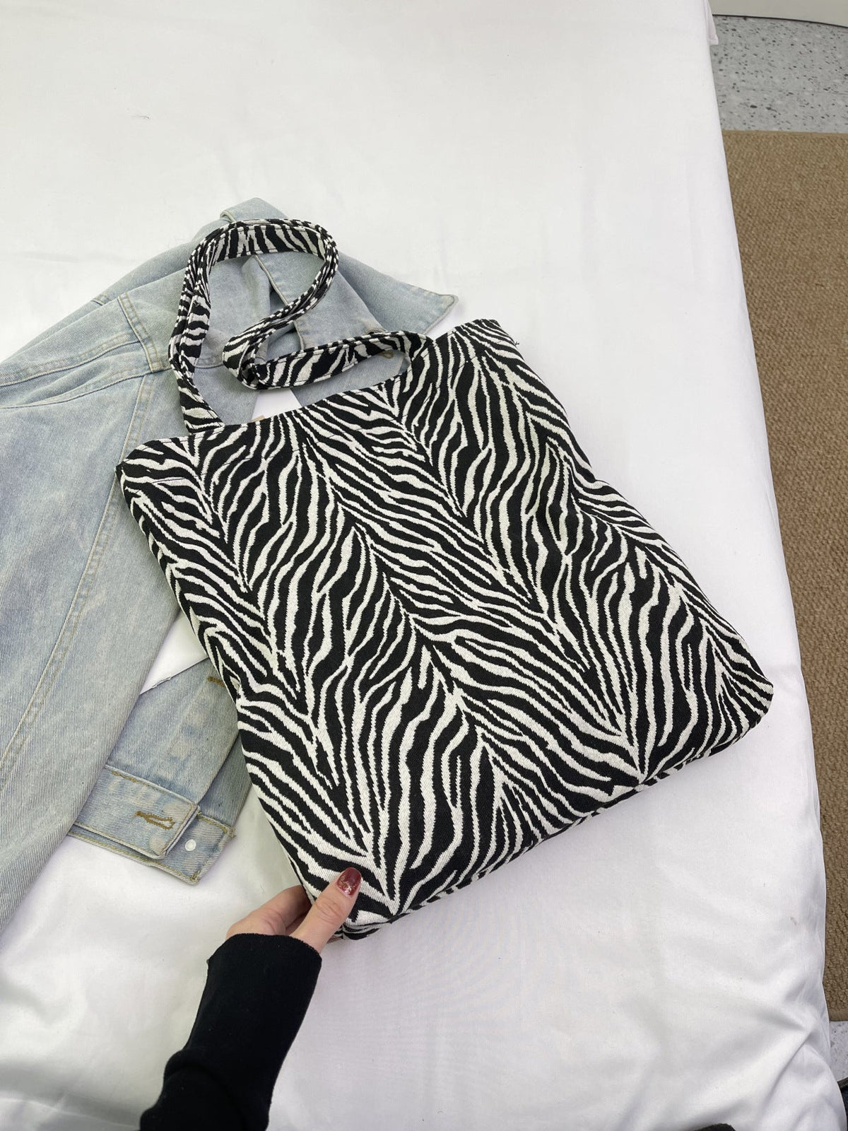 Chic Leopard Print Tote Bag — product view 2