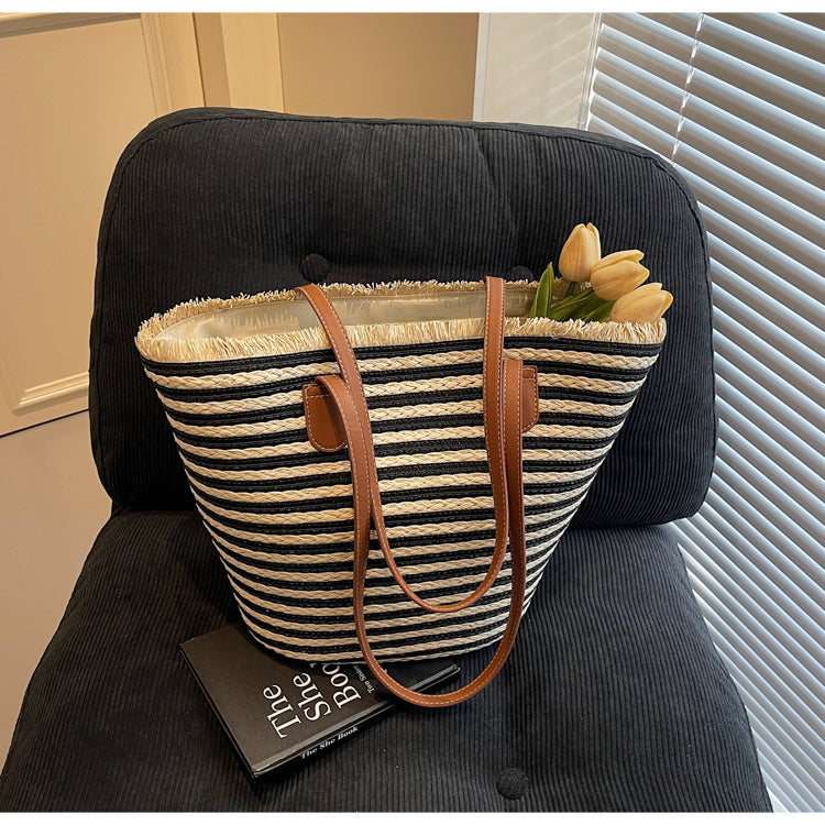 Generous beach bag with leather handles LoungeYard — product view 3