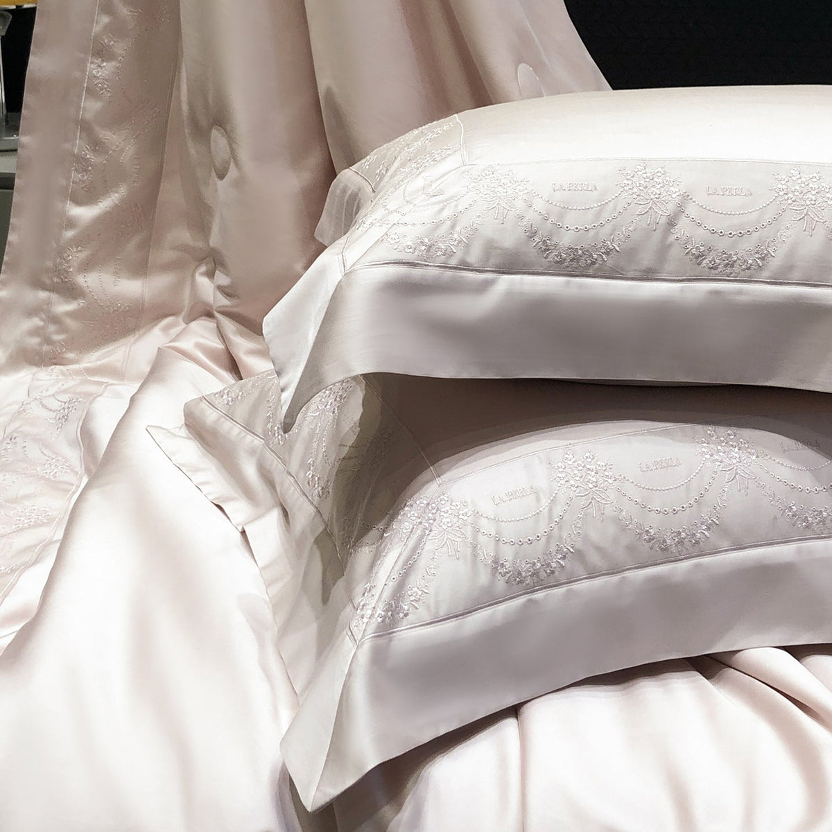 Satin duvet cover and pillowcase set with fine jacquard embroidery and hotel finish — product view 6