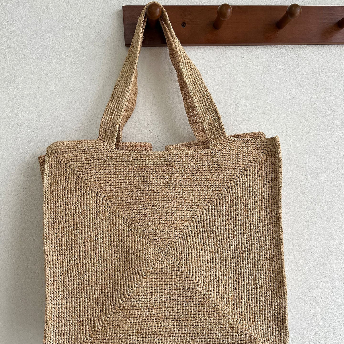 Handcrafted straw bag with stylish design LoungeYard — product view 3