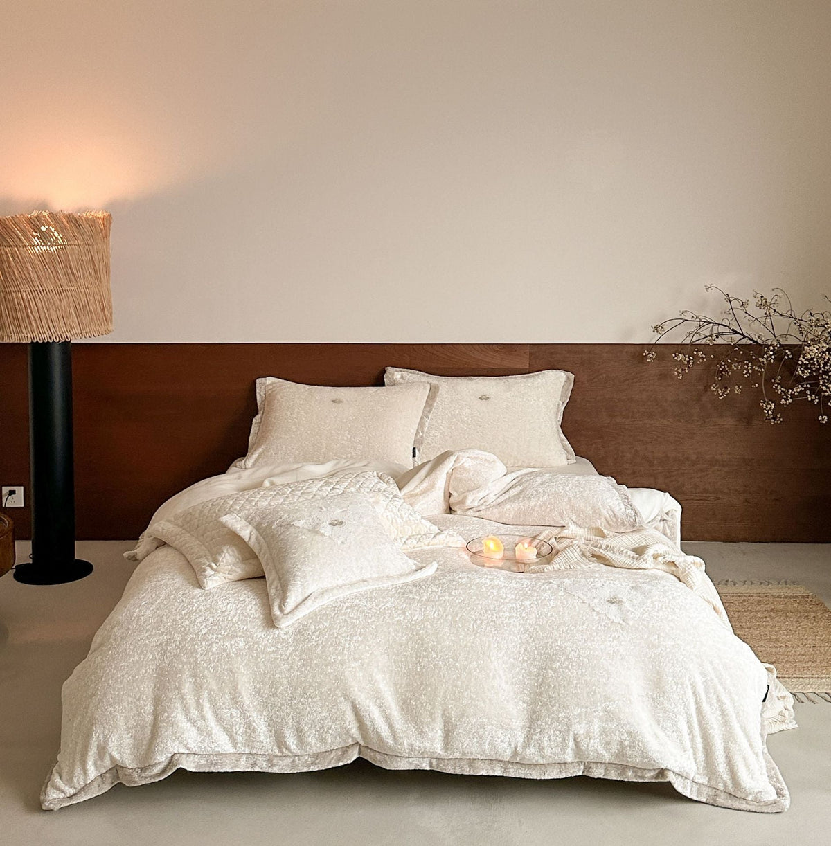 Velvet bed linen set with crushed effect, quilted bedspread and decorative cushion LoungeYard — product view 7