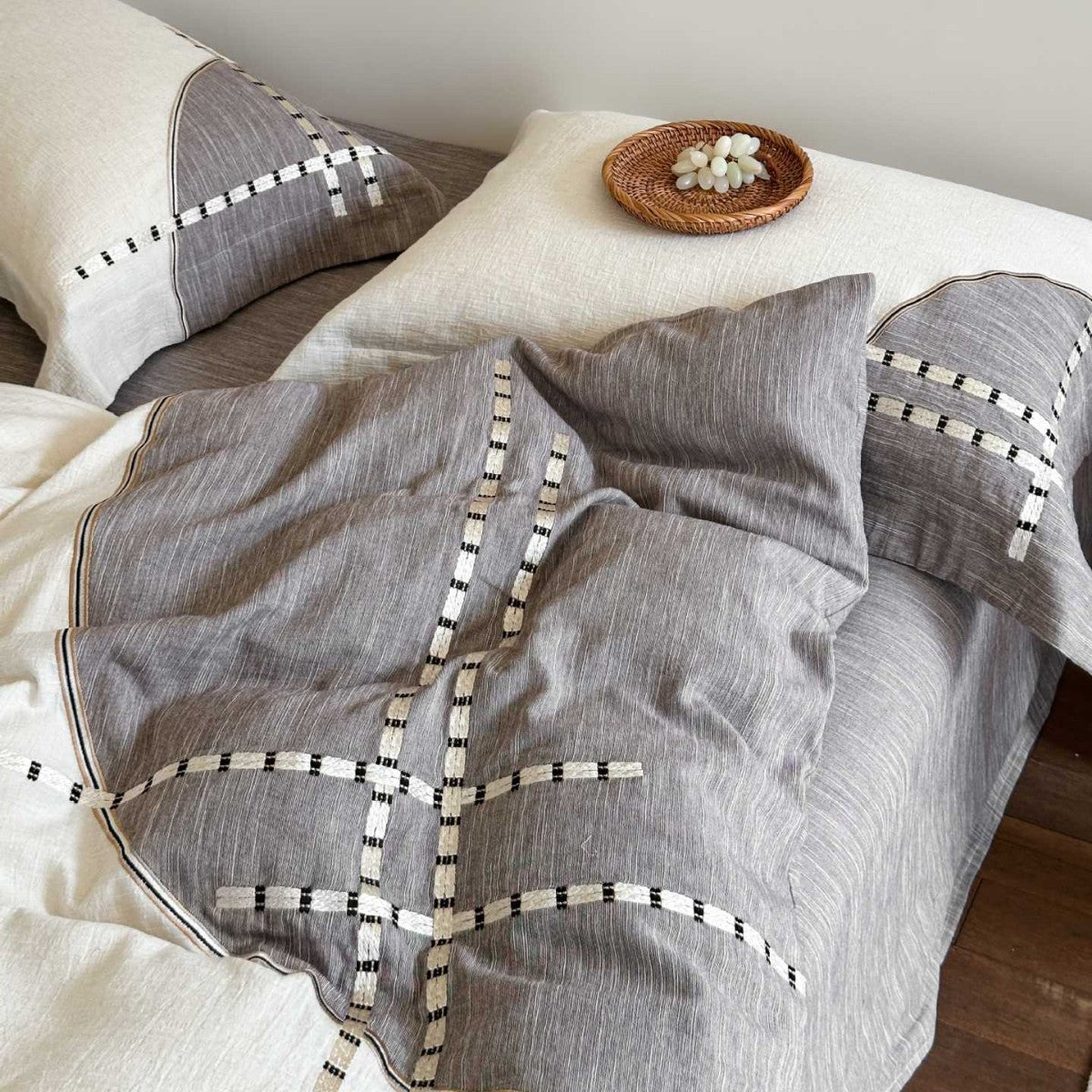 Reversible bedding set made of cotton-linen blend with embroidered check pattern — product view 2