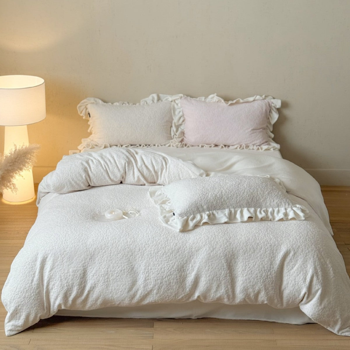 Bedding set with ruffle border and textured cotton blend — product view 7