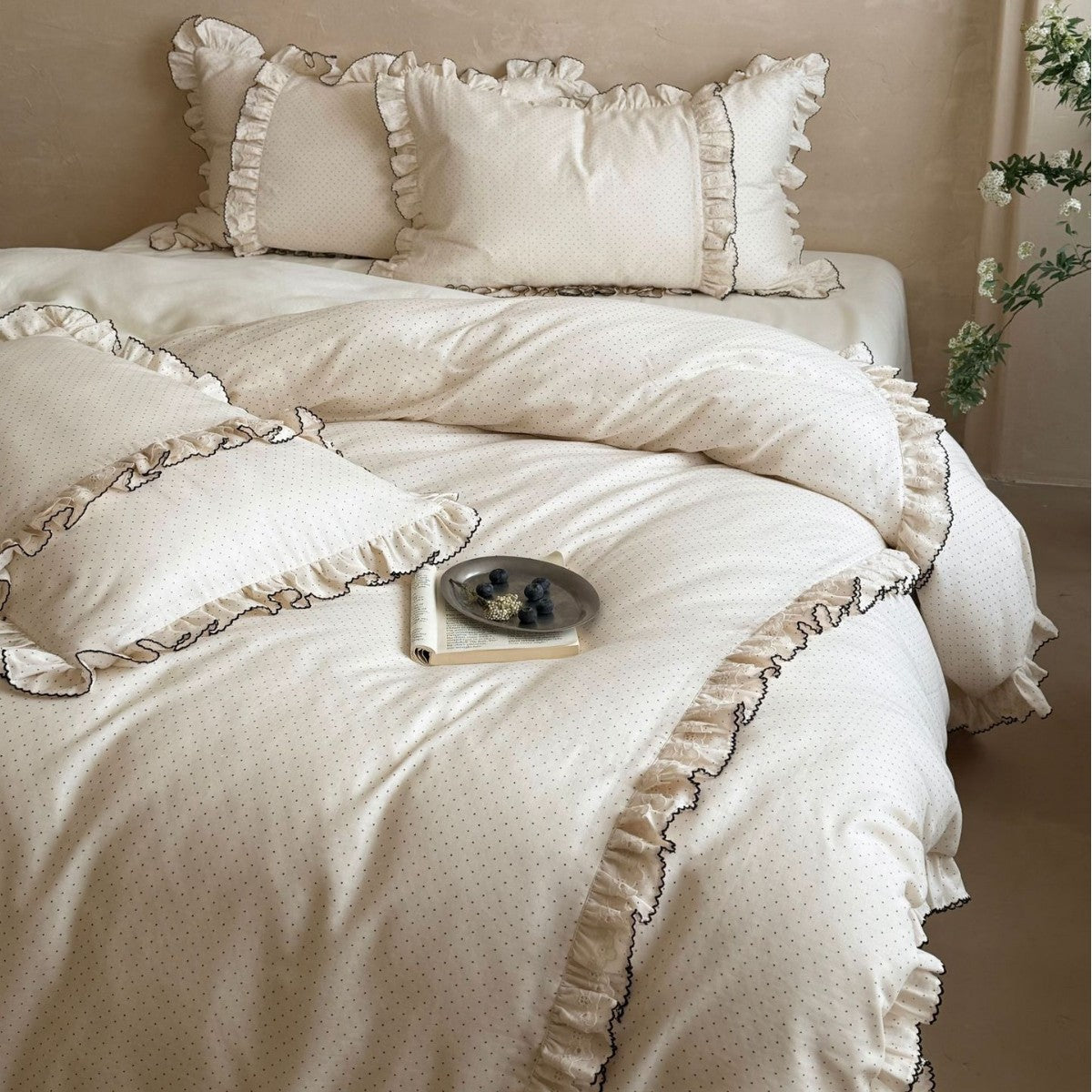 Bedding set made of cotton satin with ruffled flounce and fine polka dot pattern — product view 2