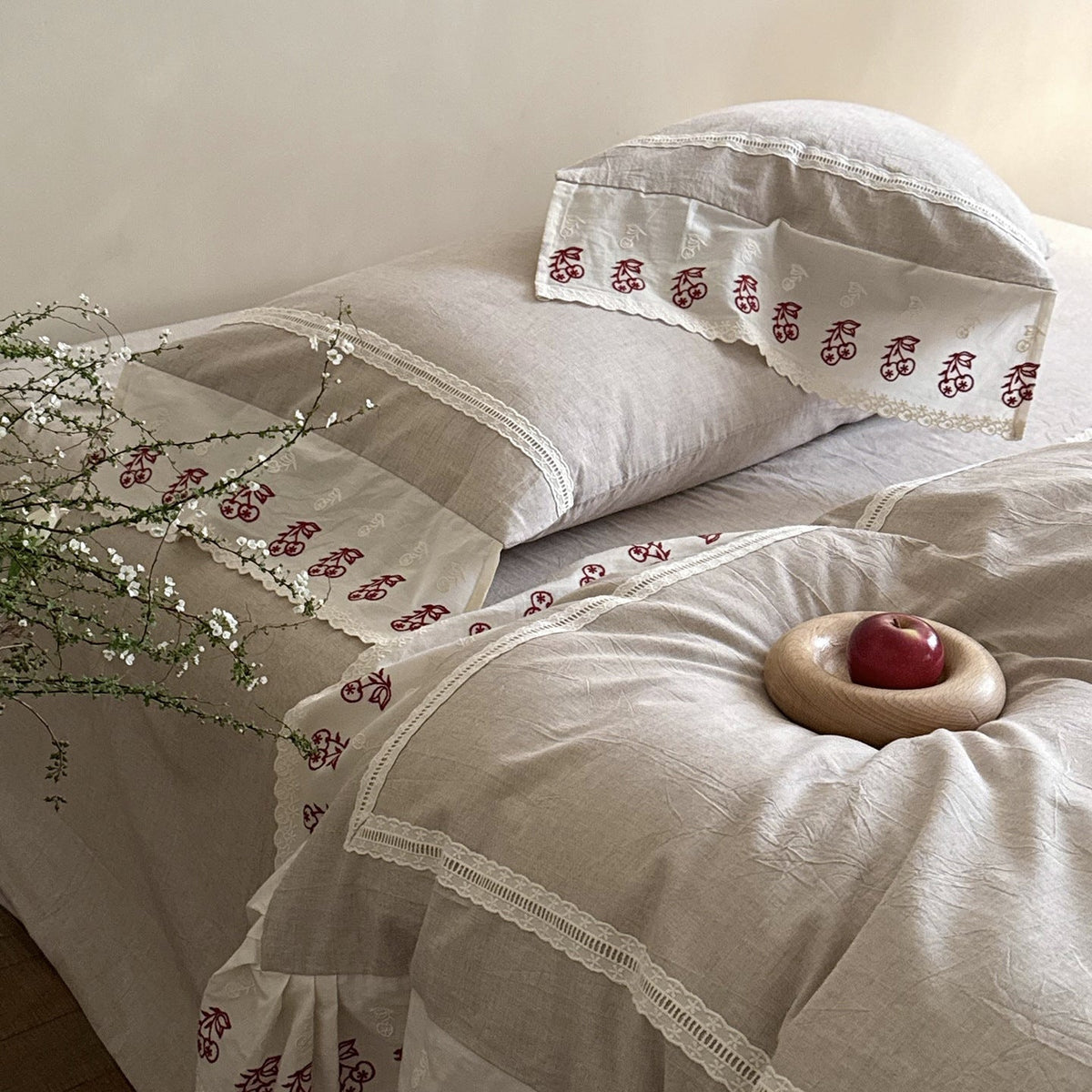 Linen bed linen set with embroidered lace borders — product view 4