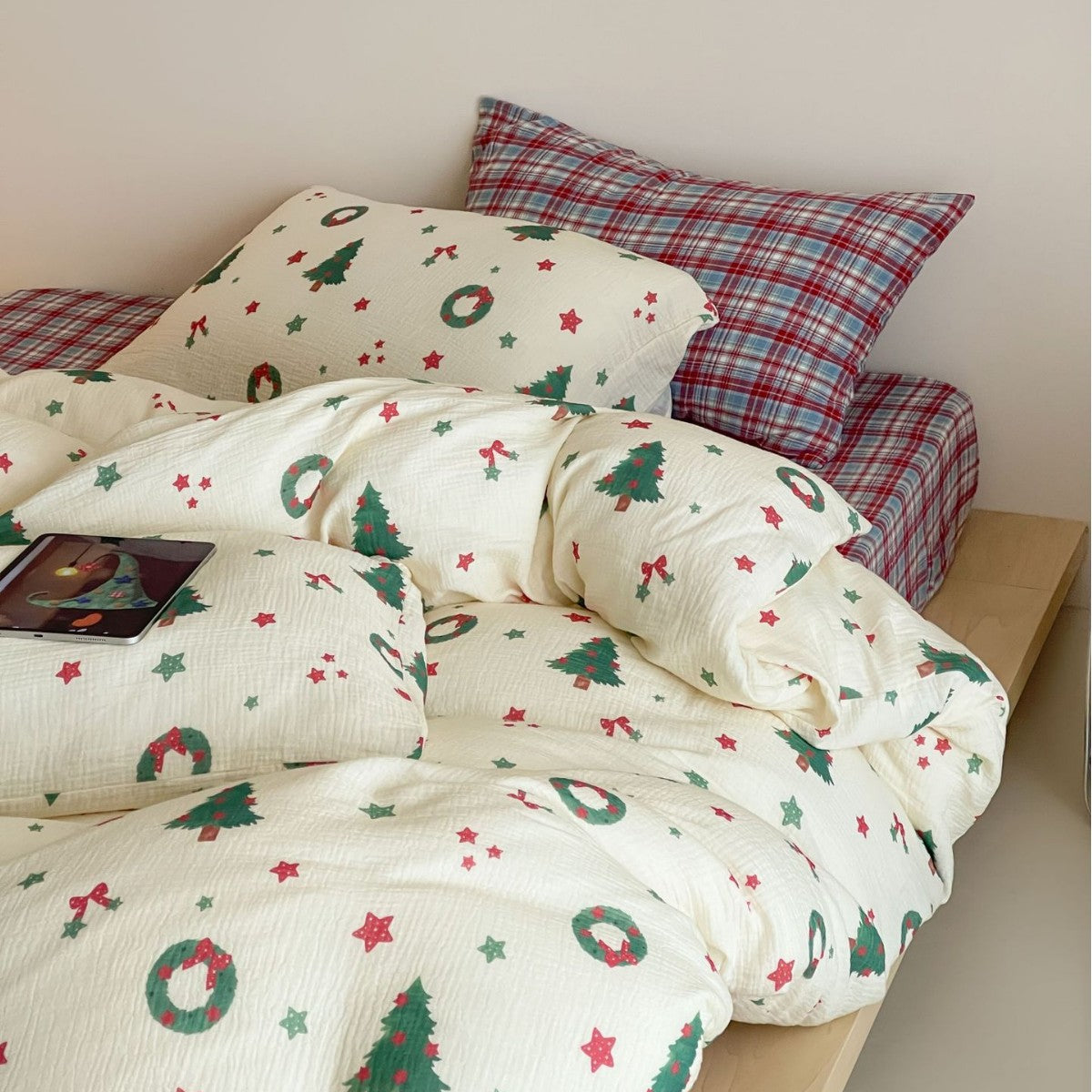 Festive cotton bedding set with crinkled structure and Christmas motif — product view 2