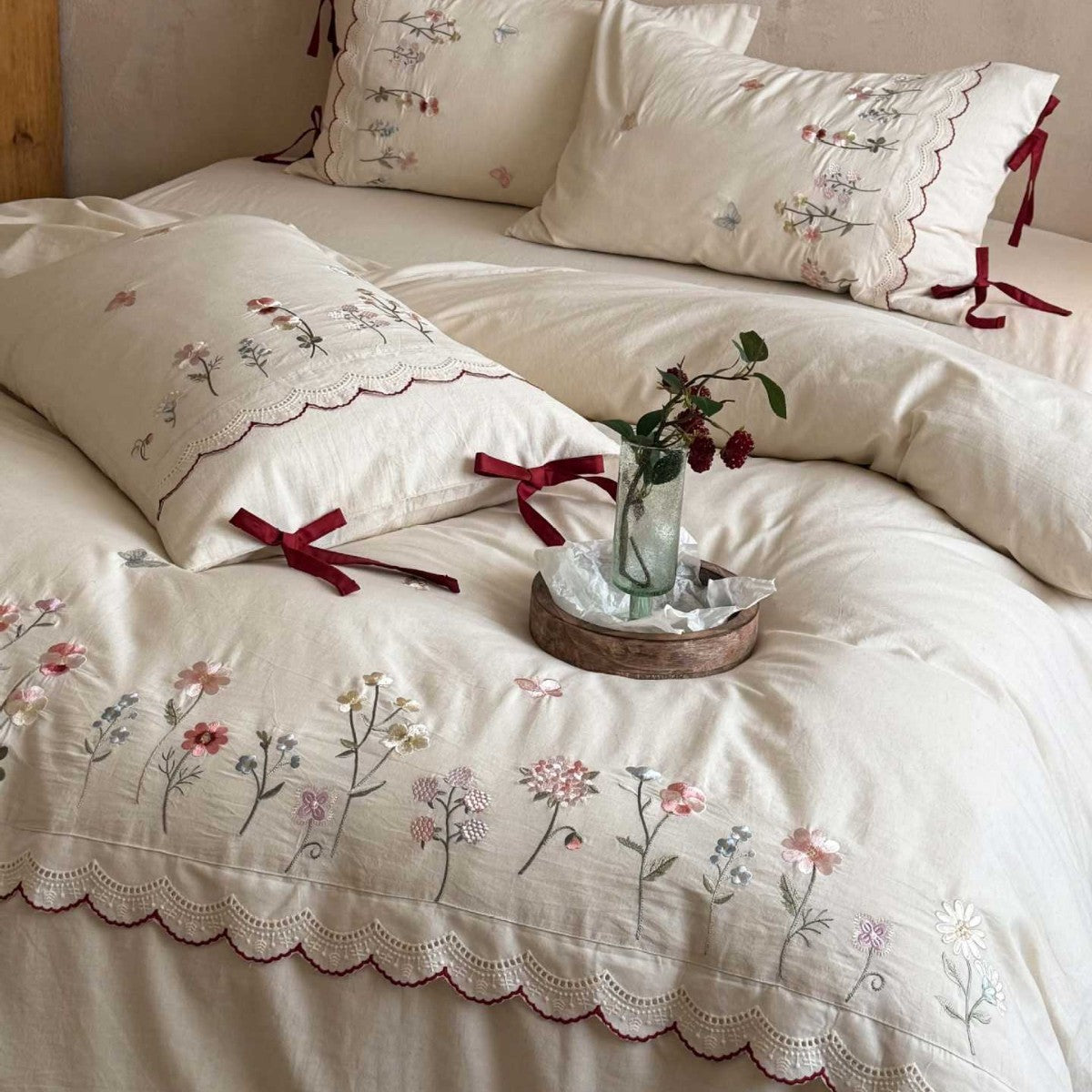Embroidered bed linen set with lace trim and decorative bows — product view 1