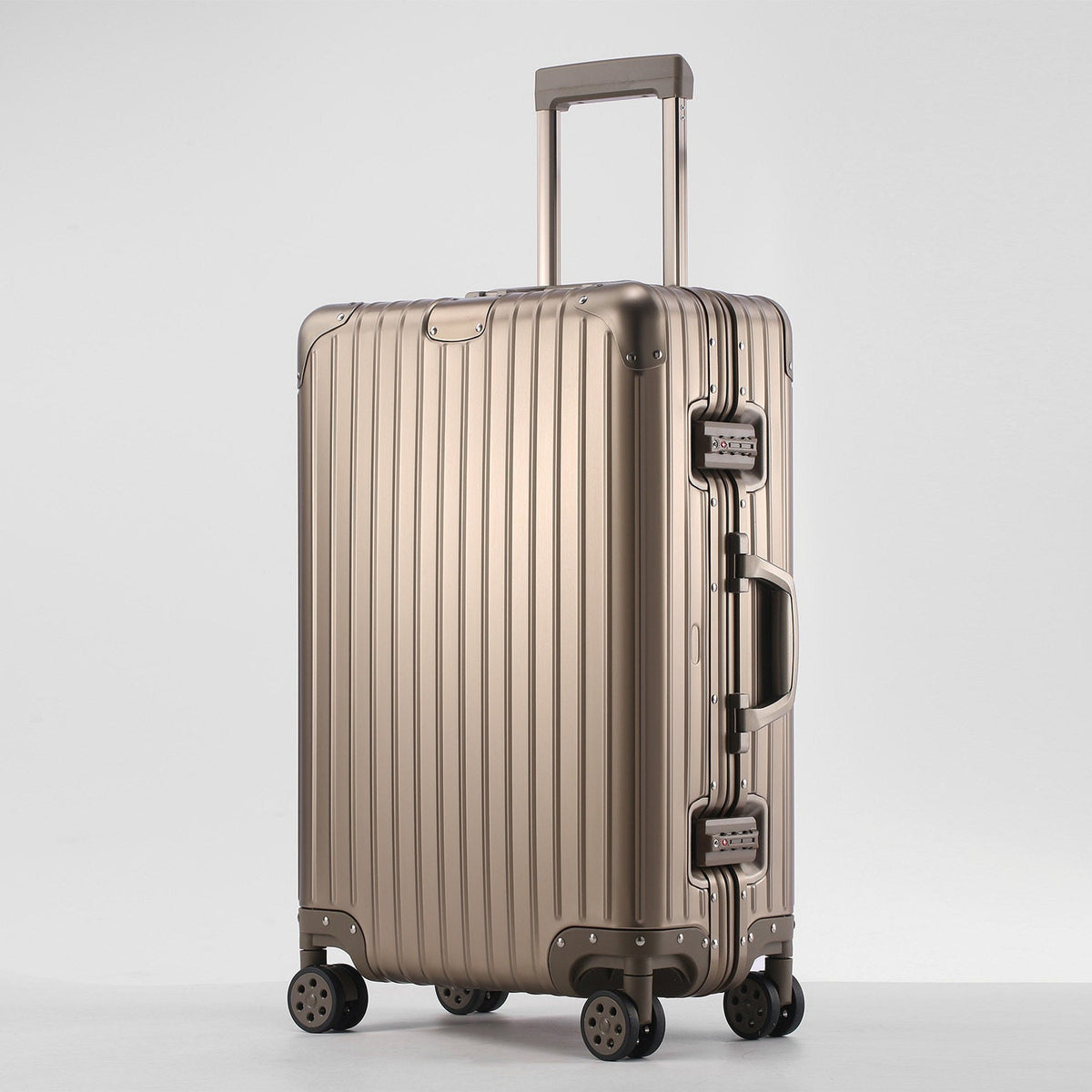 Sturdy Multi-Compartment Hard-shell Travel Case — product view 4
