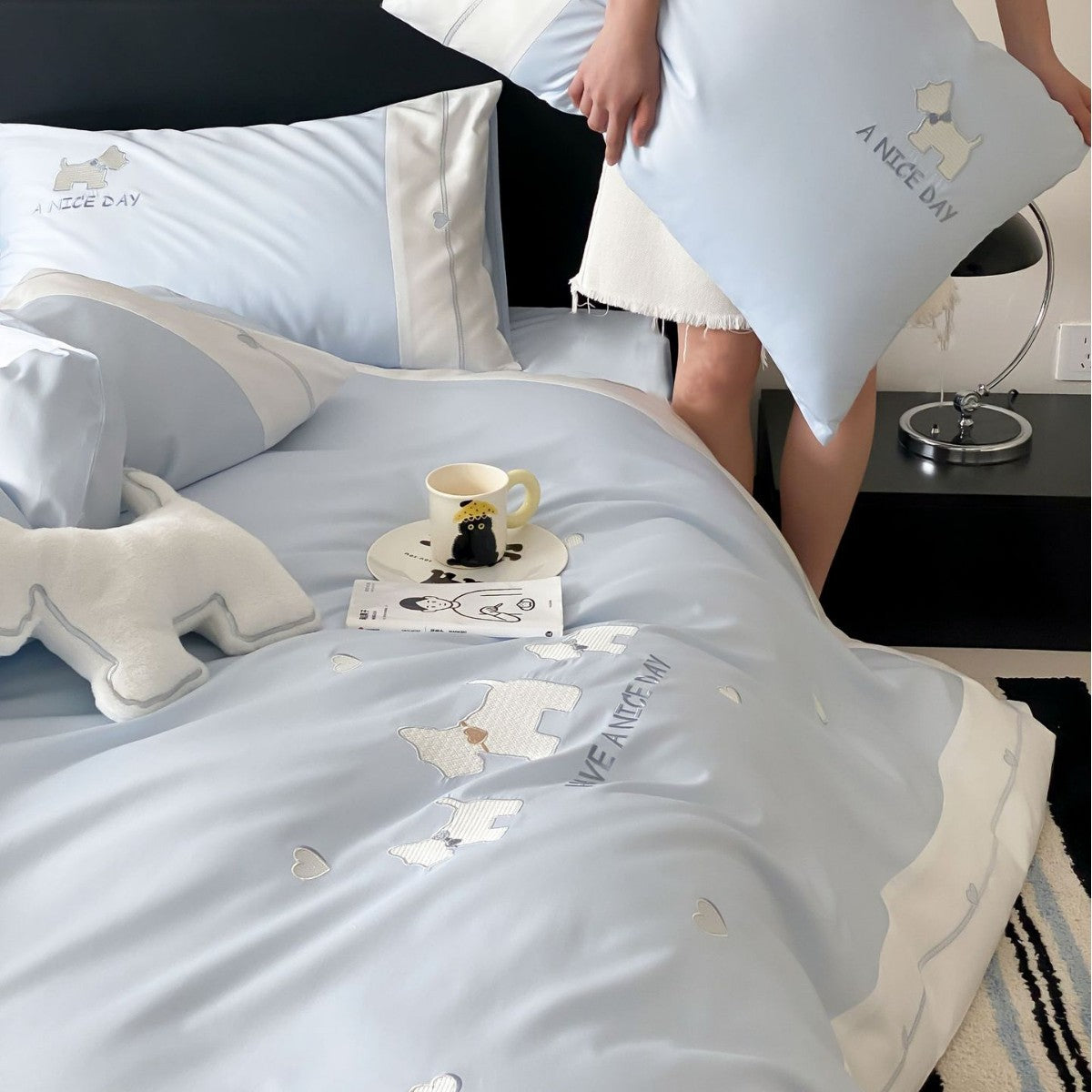 Cotton satin bedding set with embroidered dog motifs and reversible function — product view 3