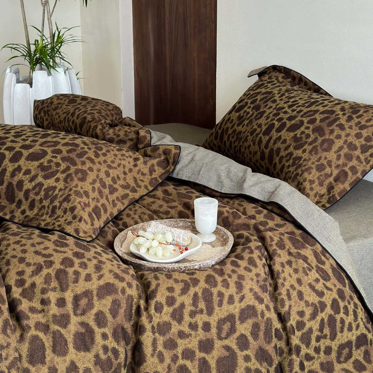 Reversible bedding set with natural leopard print — product view 4