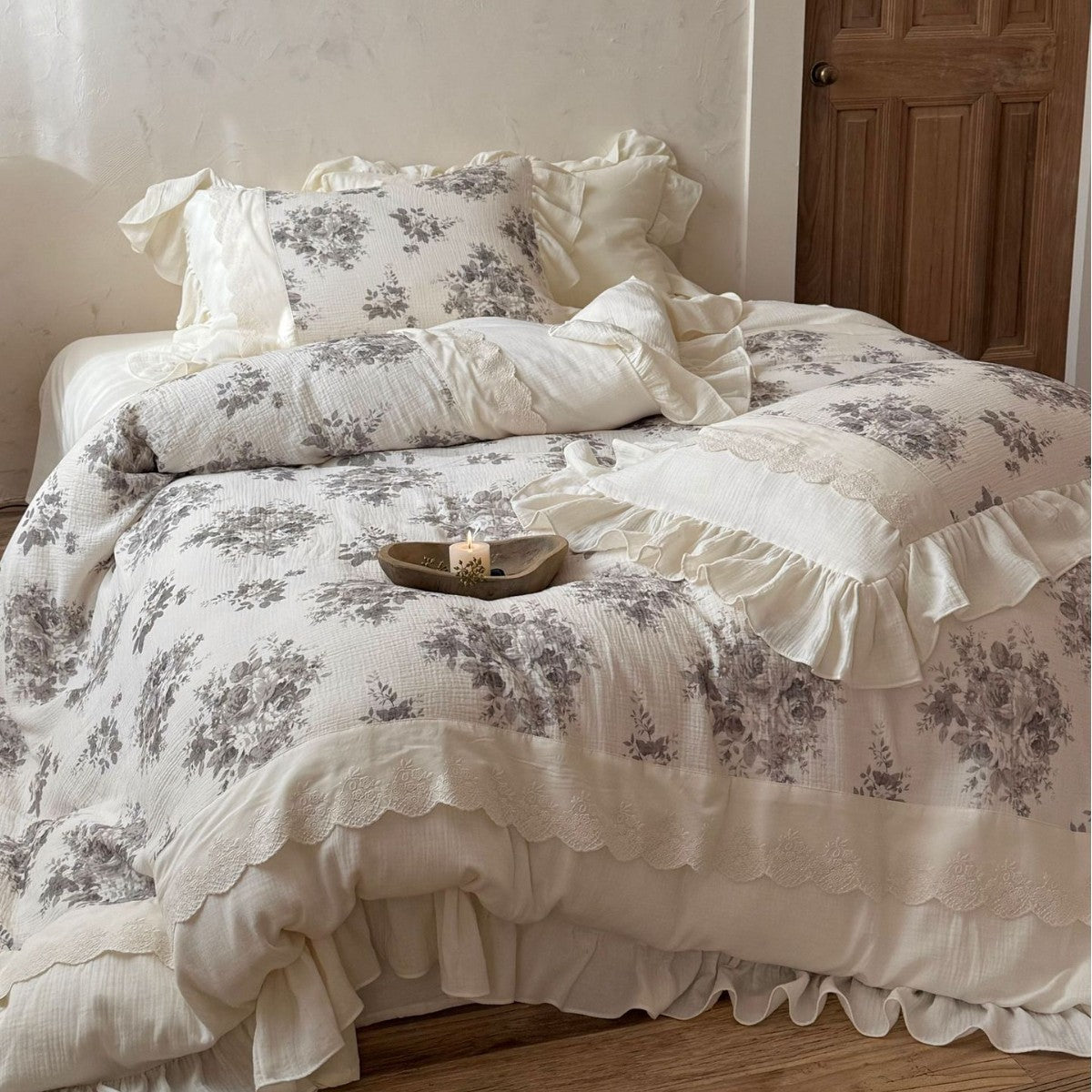 Cotton-linen bed linen set with ruffles and lace trim — product view 1