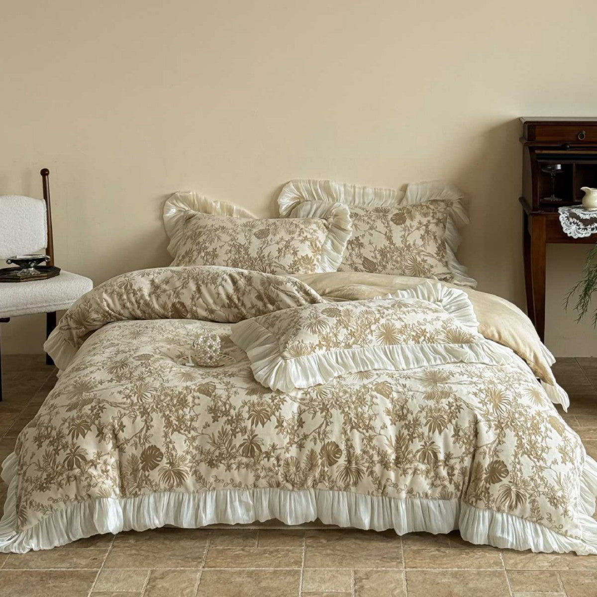 Luxurious Ruffled Bed Linen Set with Jacquard Floral Pattern and Quilted Bedspread — product view 4