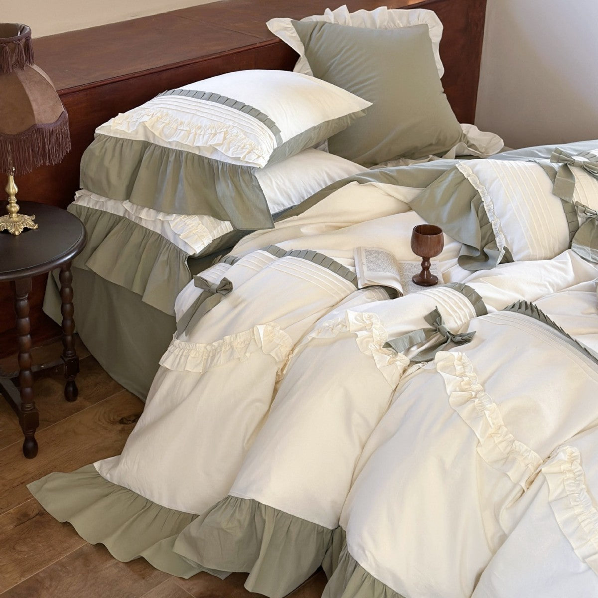 Bedding set in cottage chic with gathered hem and bow application — product view 3