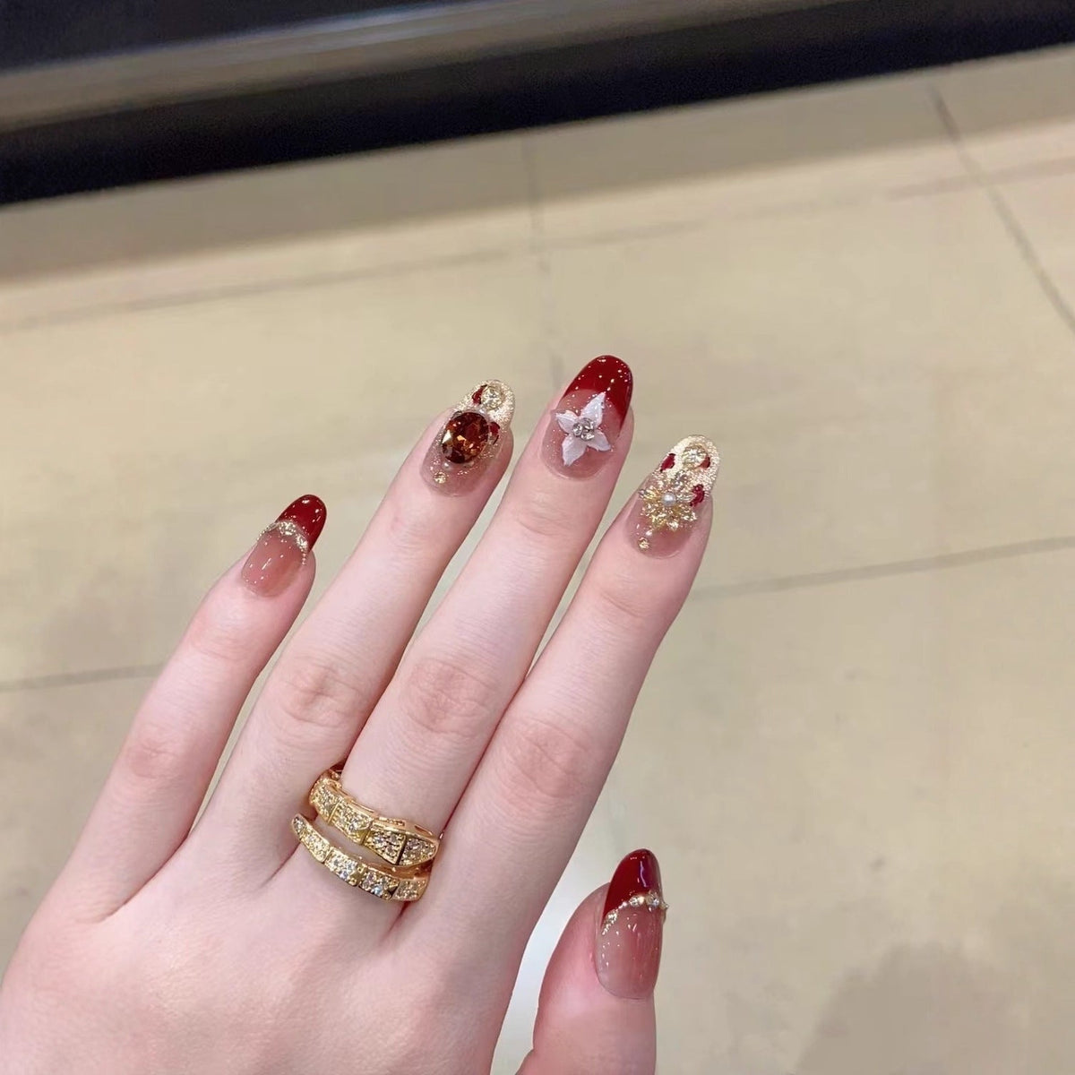 Artistic Holiday-Themed Nail Art Extensions — product view 4