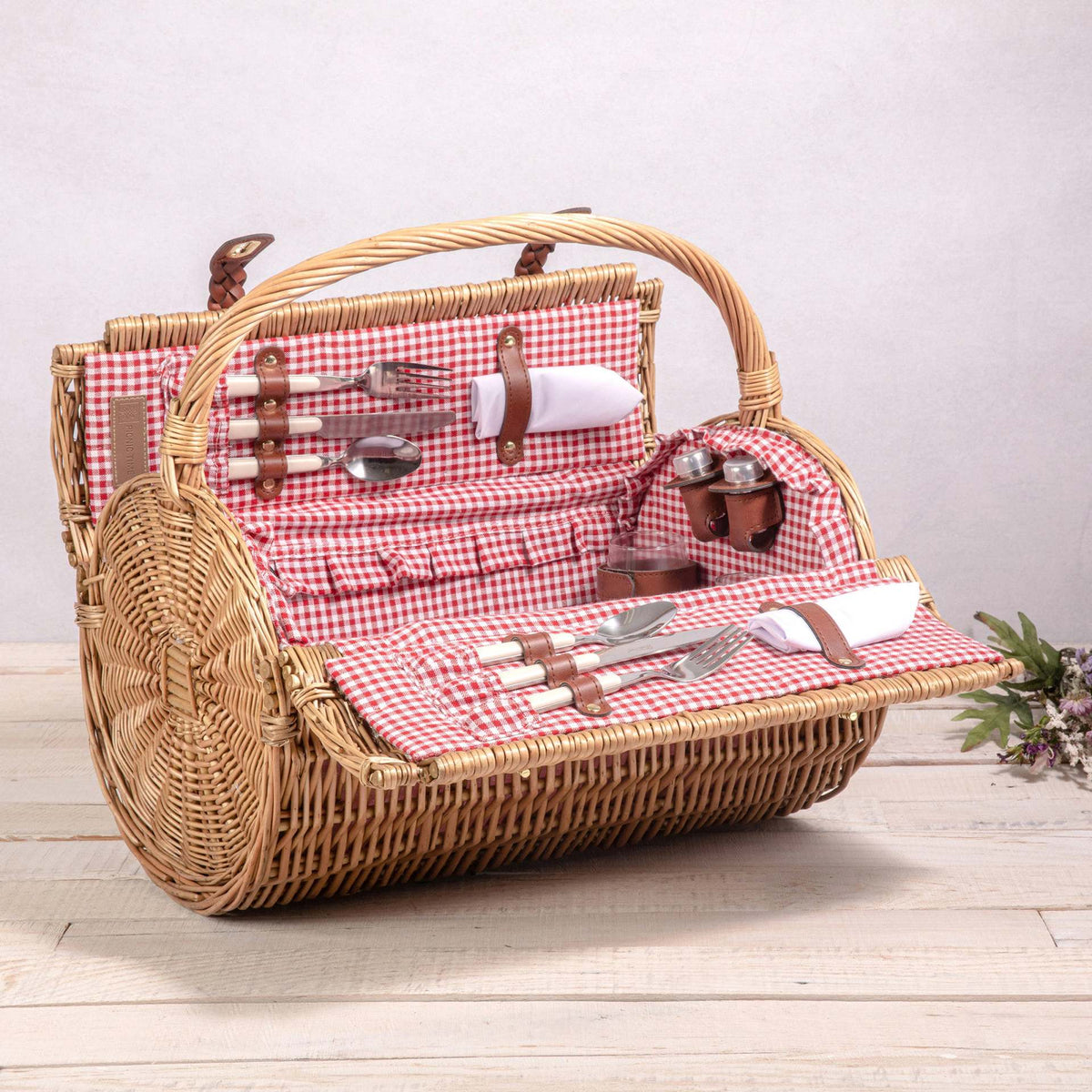Women's picnic basket with integrated dish set and stylish gingham pattern LoungeYard — product view 1