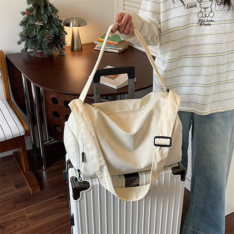 Sporty travel bag with versatile compartments LoungeYard — product view 3