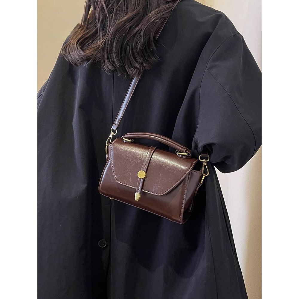 Vintage-Inspired Leather Handbag LoungeYard — product view 4