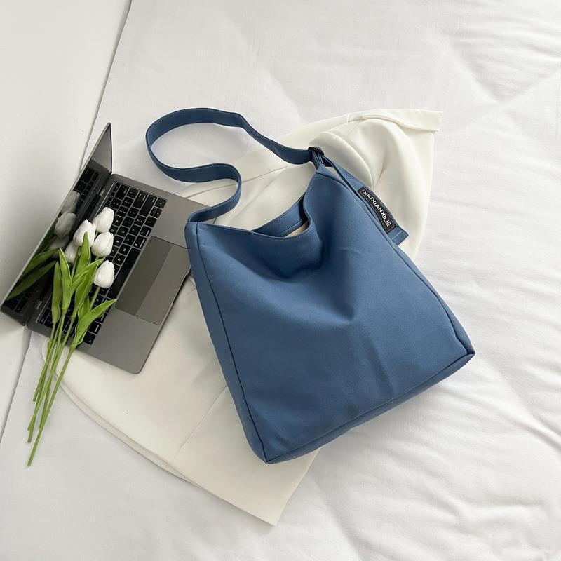 Casual Everyday Tote — product view 3