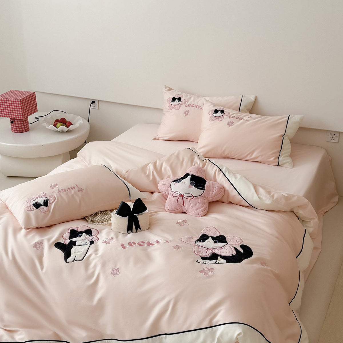 Bedding set with embroidered cat appliqués and soft cotton satin — product view 2