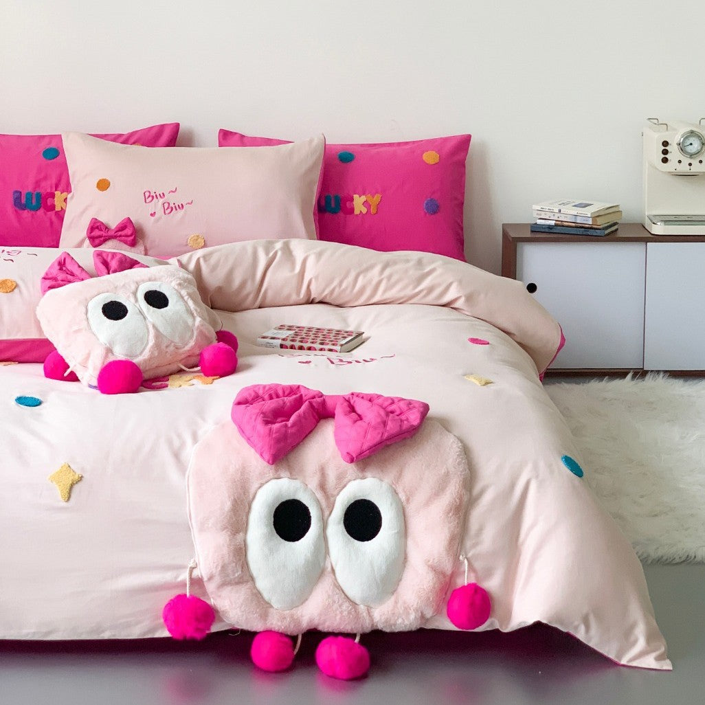 Playful cotton satin bed linen set with plush appliqué and reversible pillow — product view 1