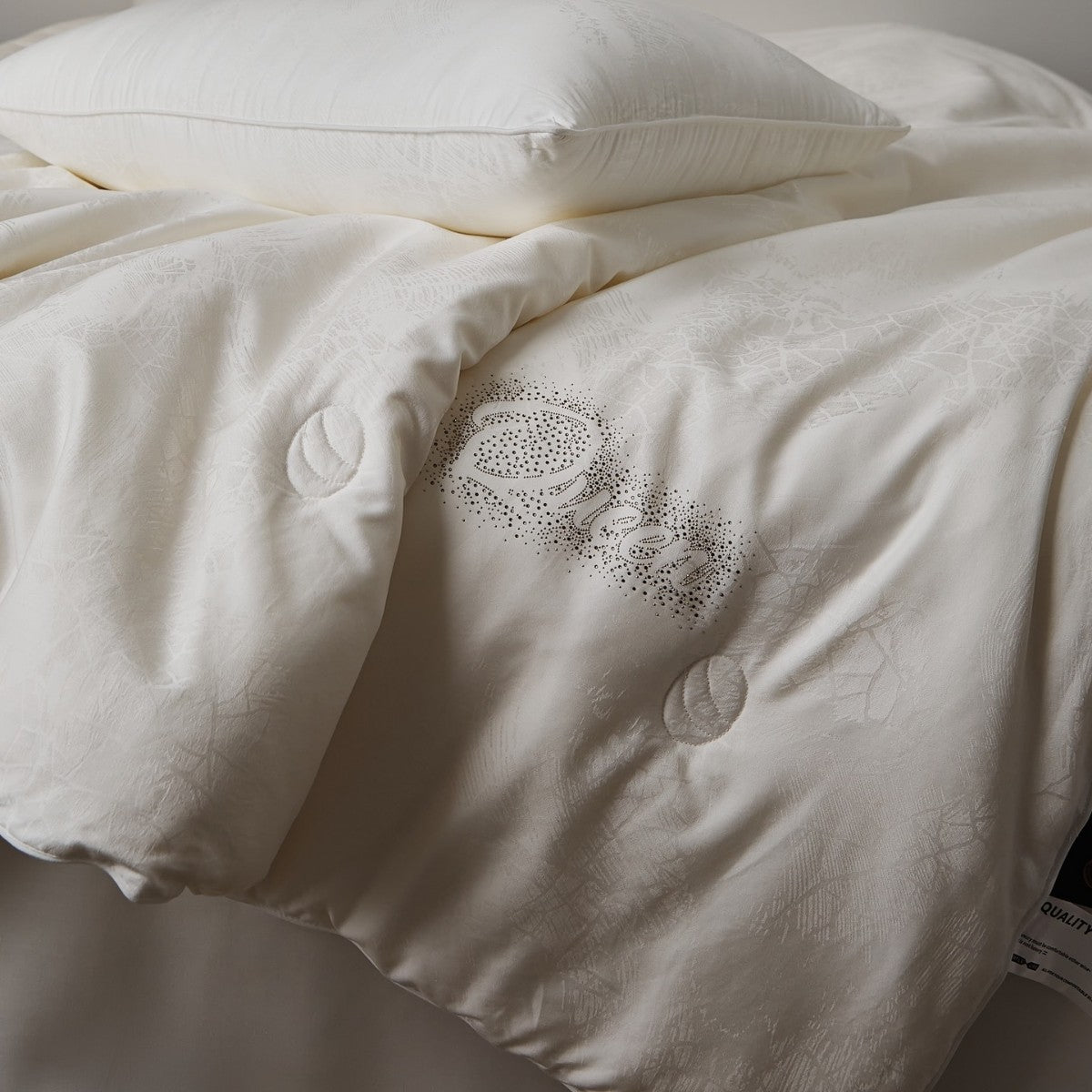 Quilted comfort duvet with fine jacquard structure and decorative button quilting — product view 3