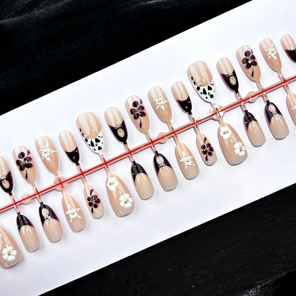 Elegant Floral Decorative Press-On Nail Set — product view 2
