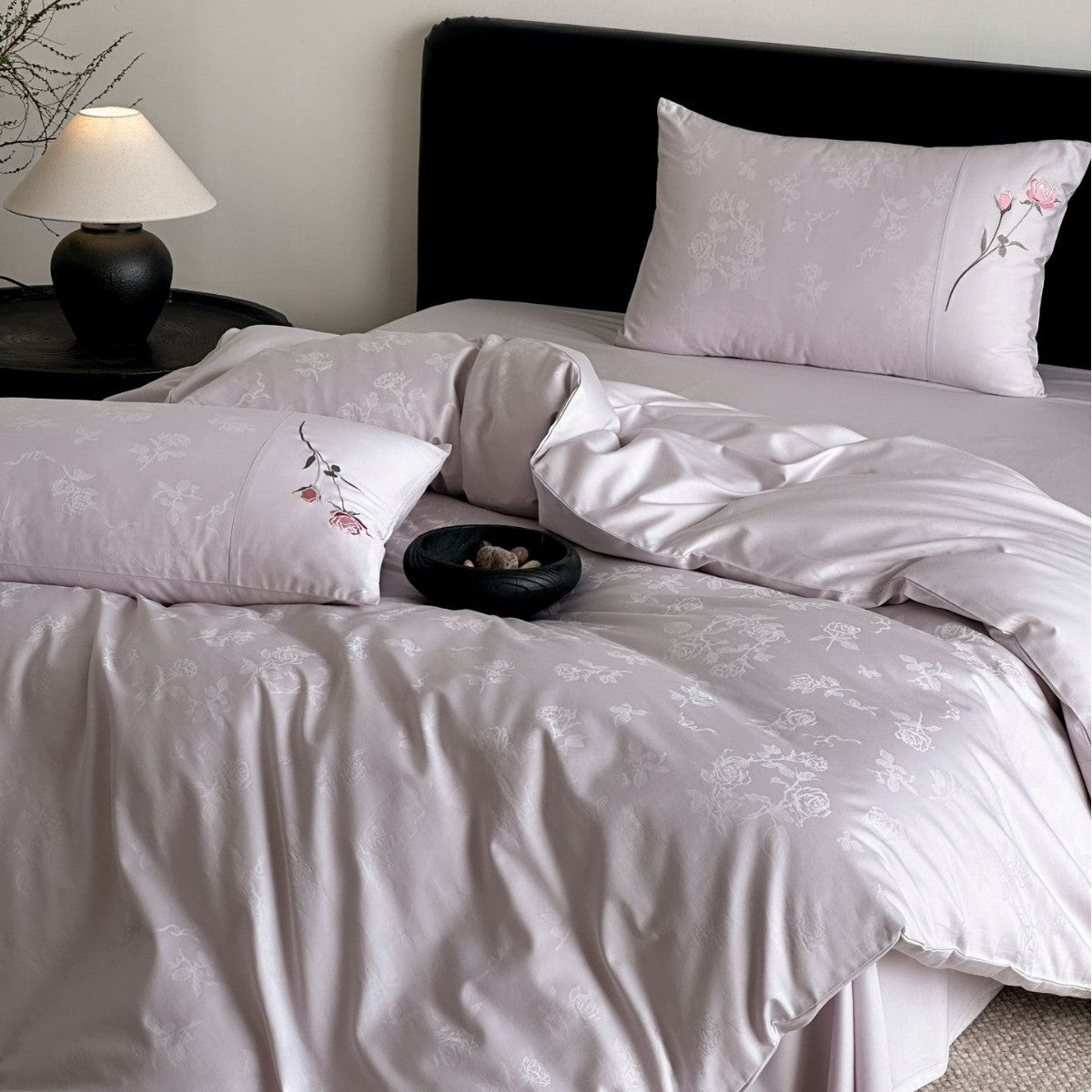 Premium-Jacquard-bed set with subtly embossed rose pattern and embroidered border — product view 1