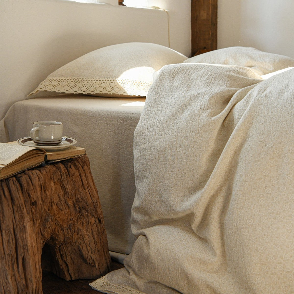 High-quality linen bedding set with lace trim & fitted sheet — product view 1