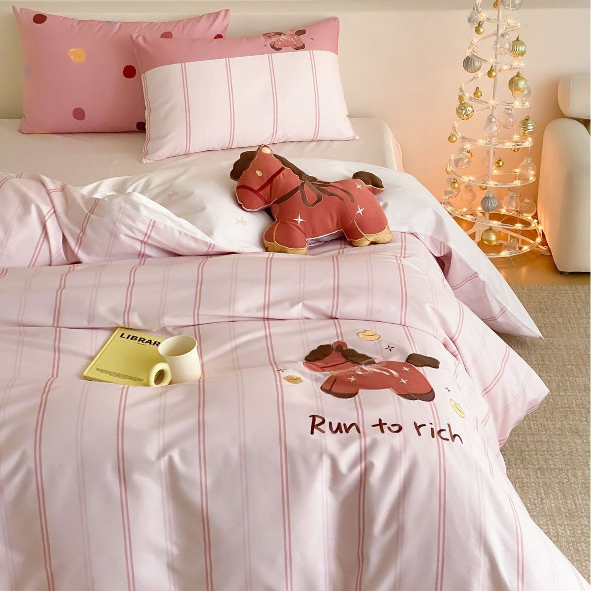 Children's bedding set with striped design and appliquéd horse motif — product view 6