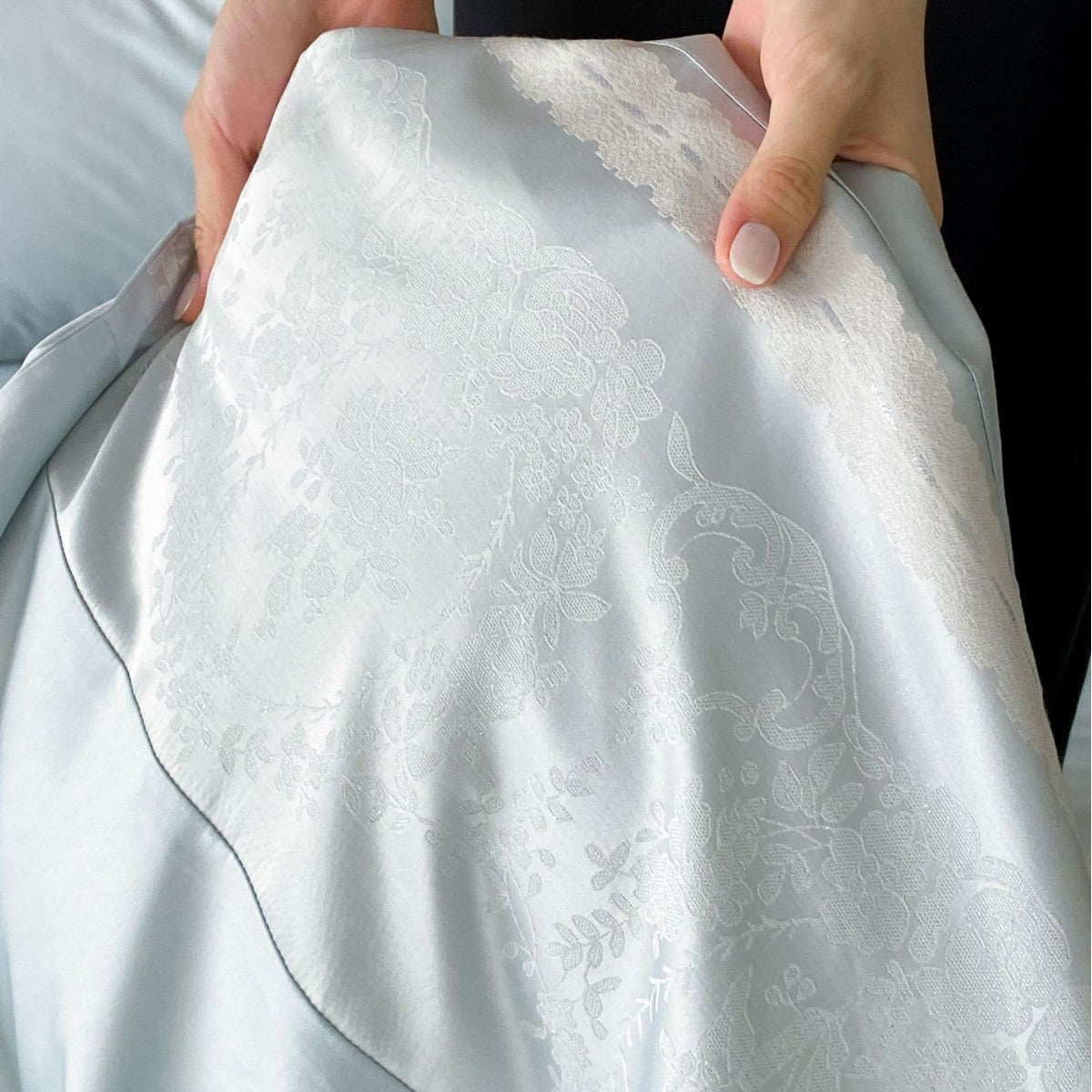 Luxurious satin bedding set with pillowcases and reversible cover — product view 4