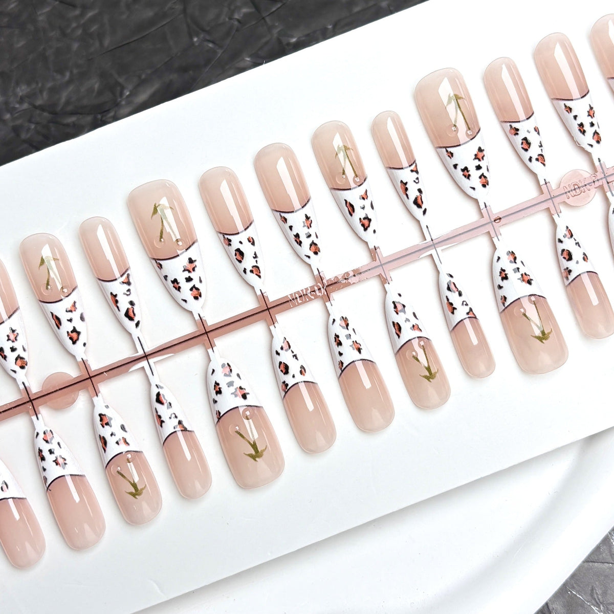 Decorative Press-On Nail Art Set with Unique Patterned Design — product view 6