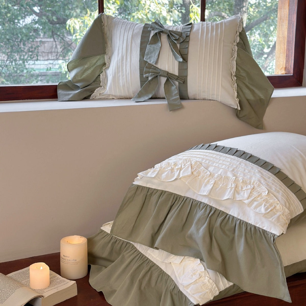 Bedding set with ruffles and decorative bows — product view 4