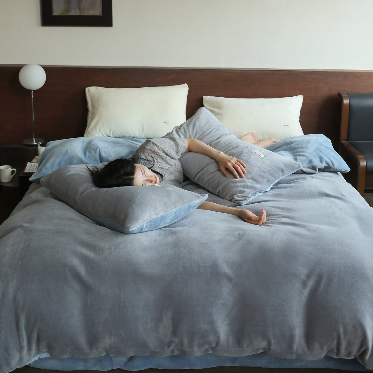 Plush bedding set with velvety microfiber surface LoungeYard — product view 7