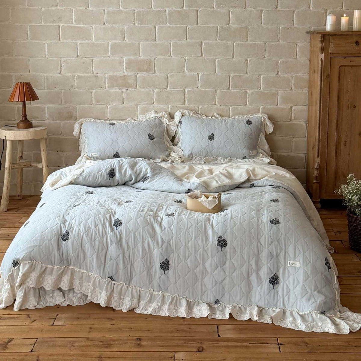 Ruffled quilt set made of cotton blend fabric with lace ruffle — product view 4
