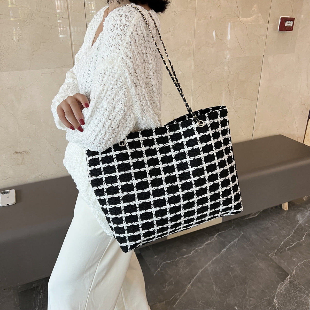 Chic Geometric Pattern Tote Bag — product view 1