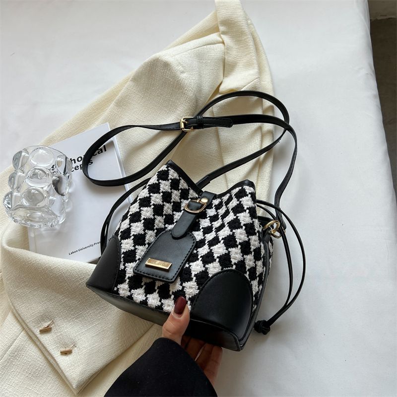 Chic Bucket Tote Bag LoungeYard — product view 6