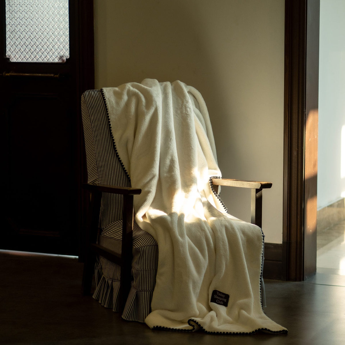 Soft Plush Throw Blanket LoungeYard — product view 7