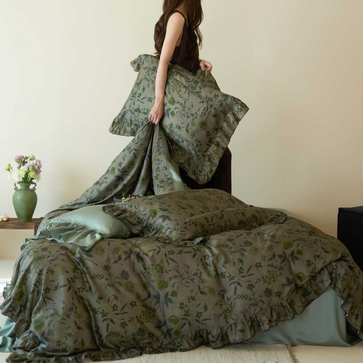 Luxurious bedding set made of jacquard satin with ruffles and floral pattern — product view 5