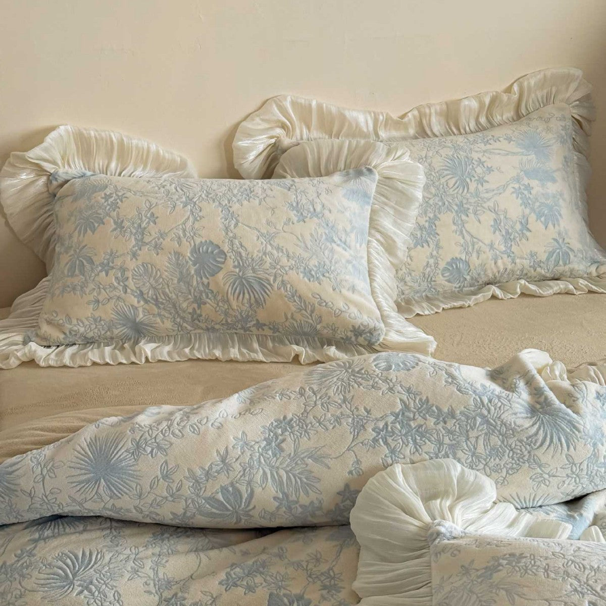 Luxurious Ruffled Bed Linen Set with Jacquard Floral Pattern and Quilted Bedspread — product view 1