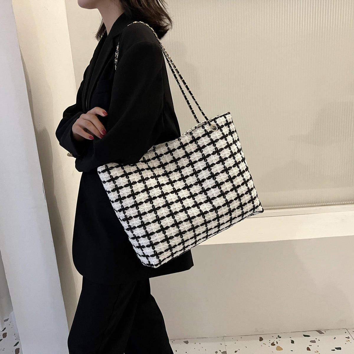 Chic Geometric Pattern Tote Bag — product view 4