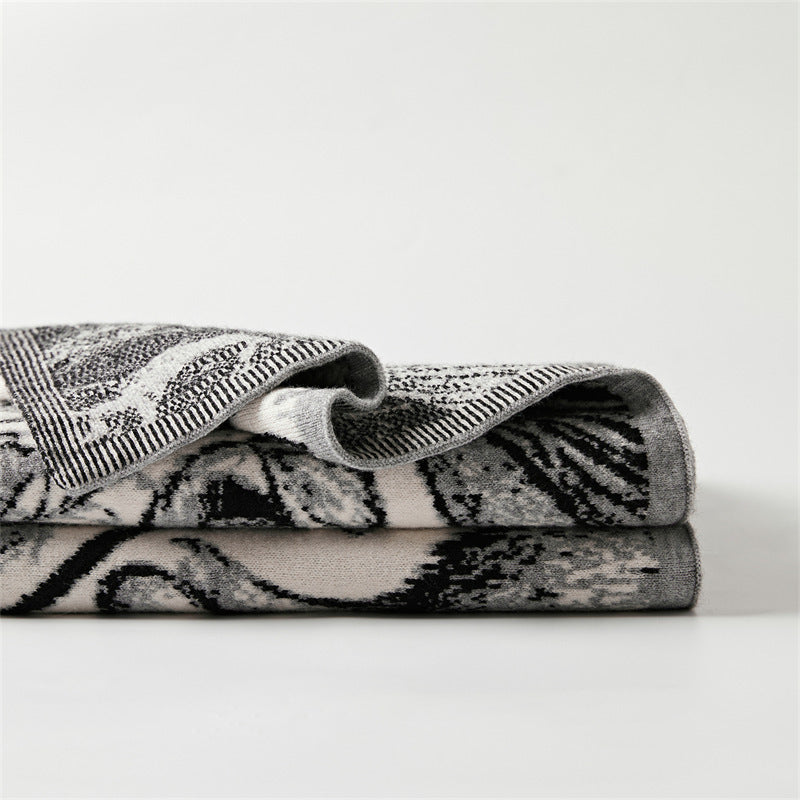 Cozy throw blanket with detailed jacquard animal motif — product view 4