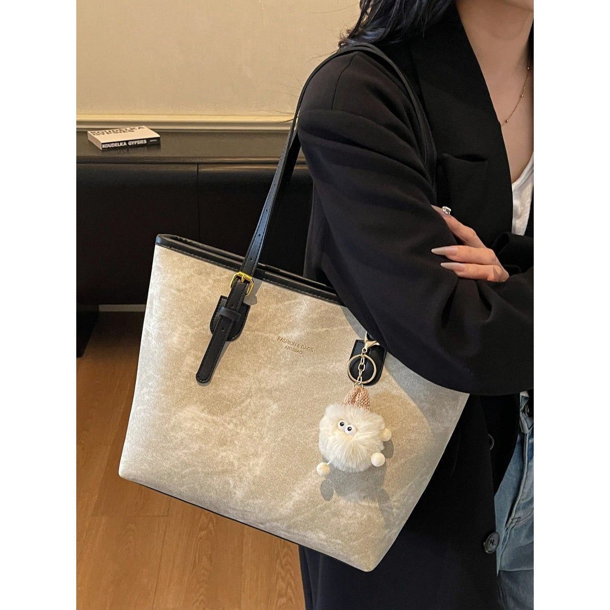 Spacious Multi-Functional Tote Bag LoungeYard — product view 4