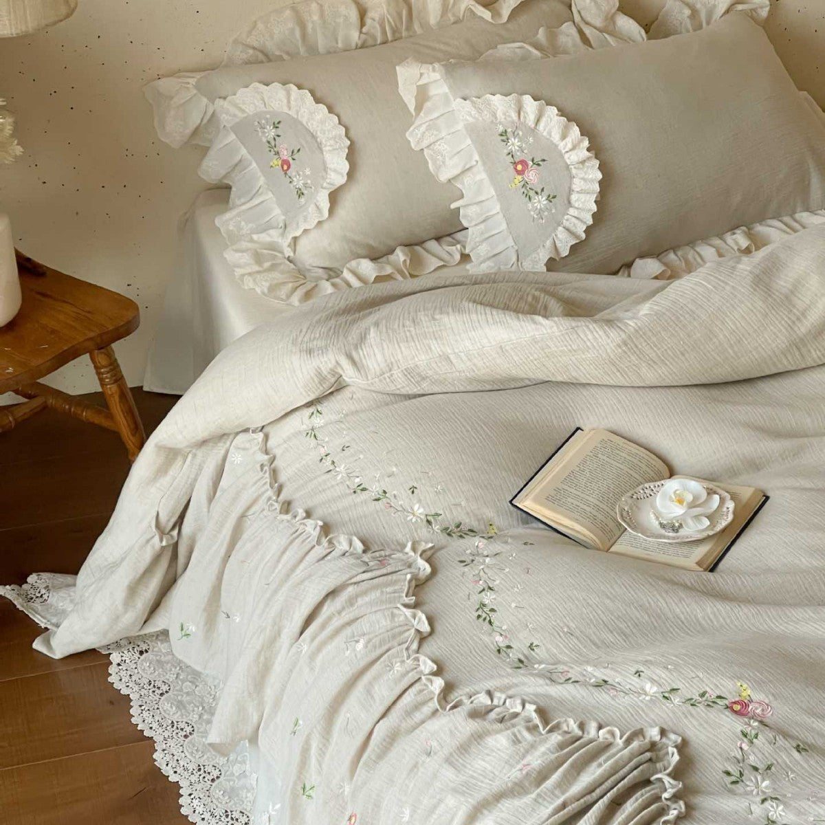 Linen bedspread in country house style with embroidered ruffle and lace edge — product view 2
