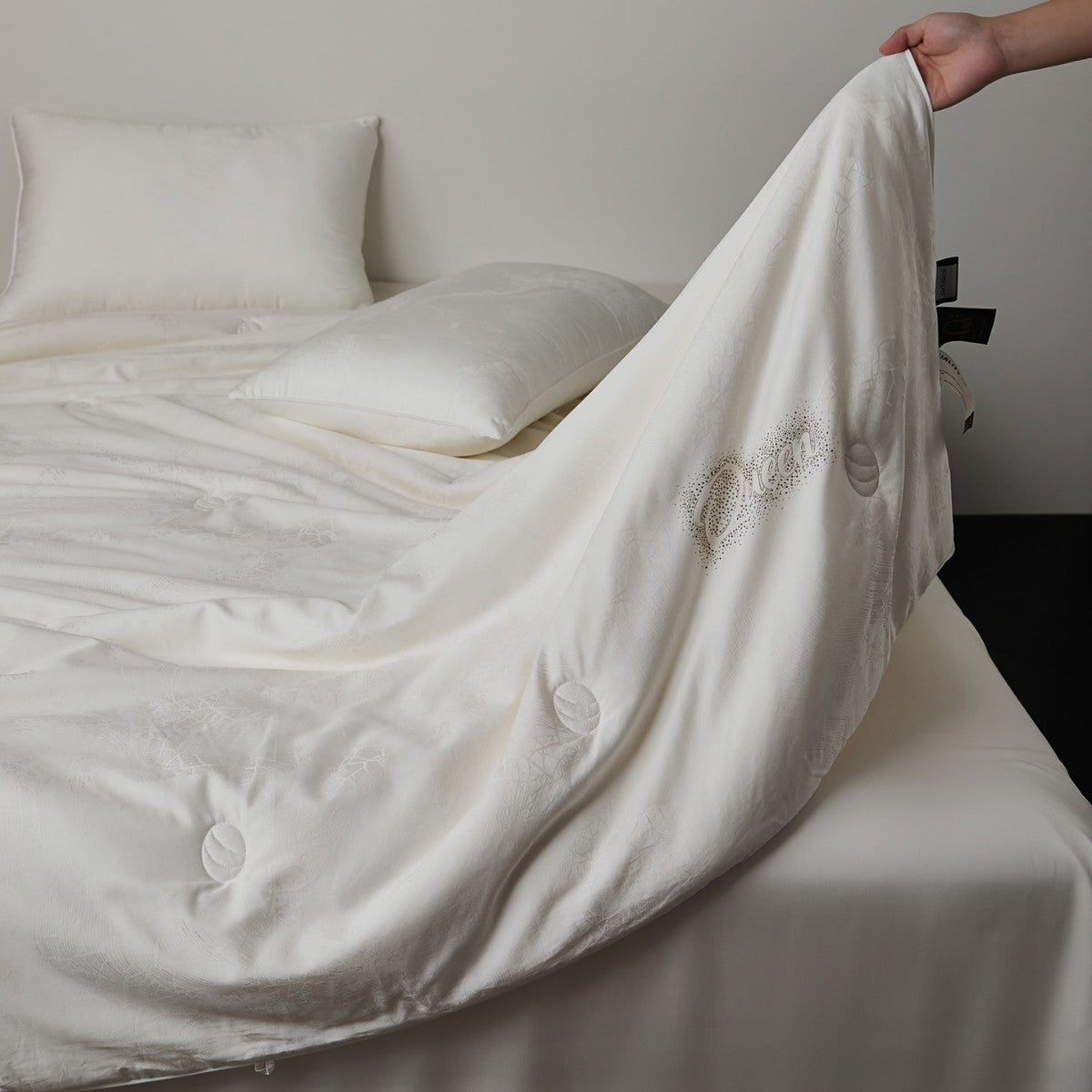 Quilted comfort duvet with fine jacquard structure and decorative button quilting — product view 2