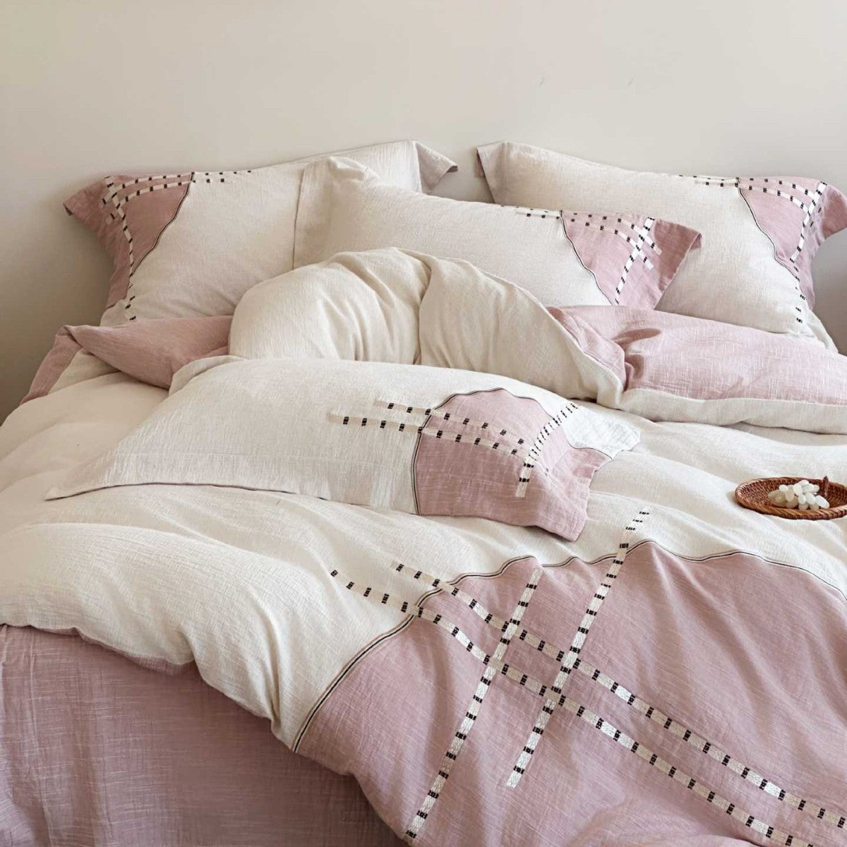 Reversible bedding set made of cotton-linen blend with embroidered check pattern — product view 6