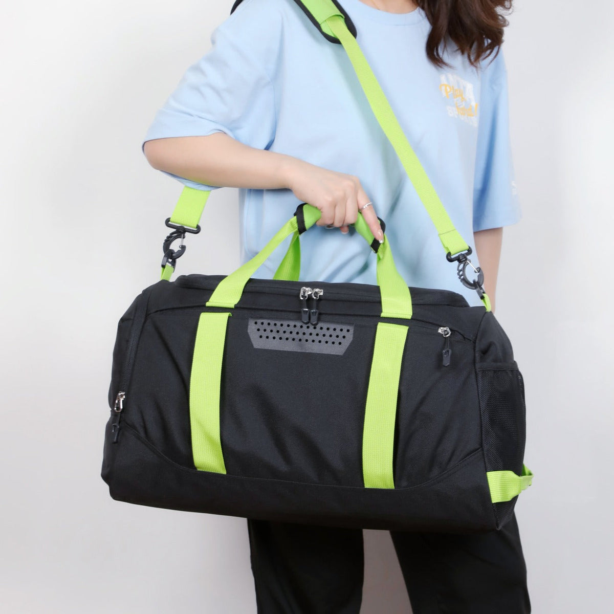 Sporty travel bag with insulating interior compartment LoungeYard — product view 4